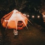 Lato w ogrodzie i na tarasie. Jak prawidłowo dobrać oświetlenie na zewnątrz?